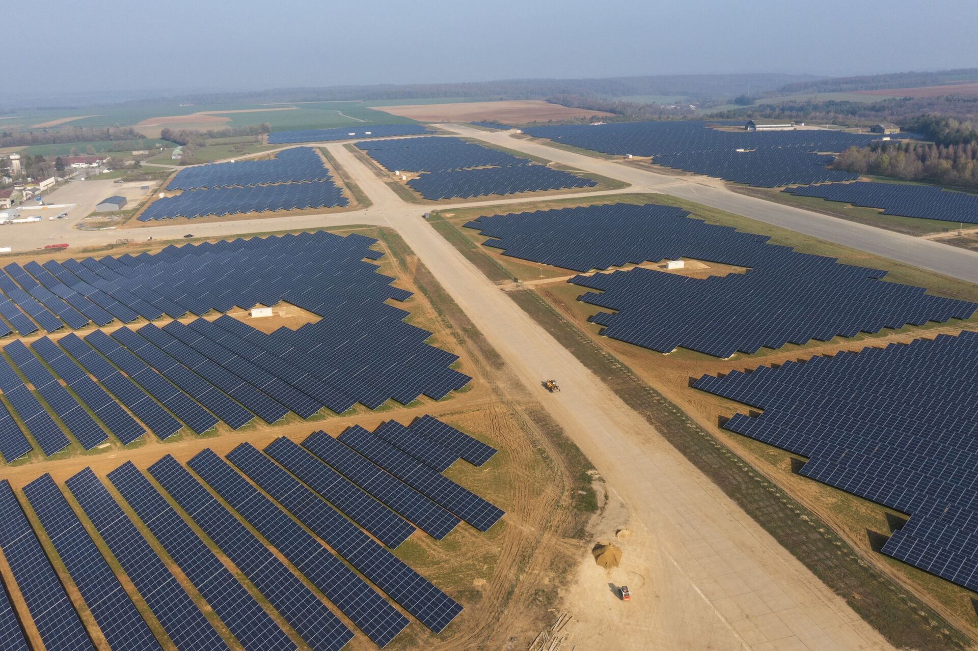 This aerial picture taken on April 20, 2021, shows a photovoltaic power station on the former Marville-Montmedy airbase in Marville, eastern France, on April 20, 2021 - Sputnik International, 1920, 07.09.2021