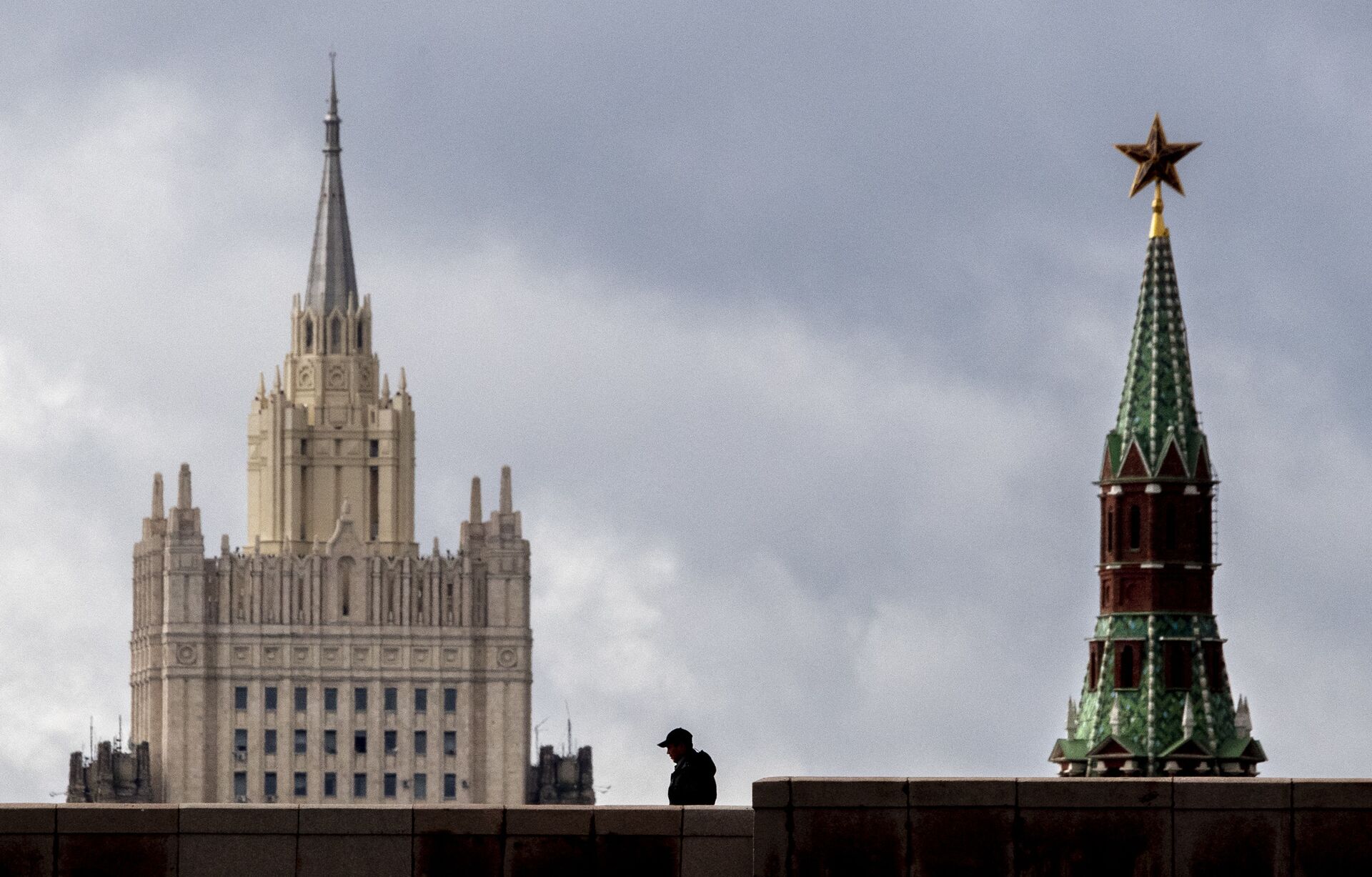 A man walks in front of a tower of the Kremlin and the Russian Foreign Ministry building in central Moscow on September 10, 2020. - Sputnik International, 1920, 07.09.2021