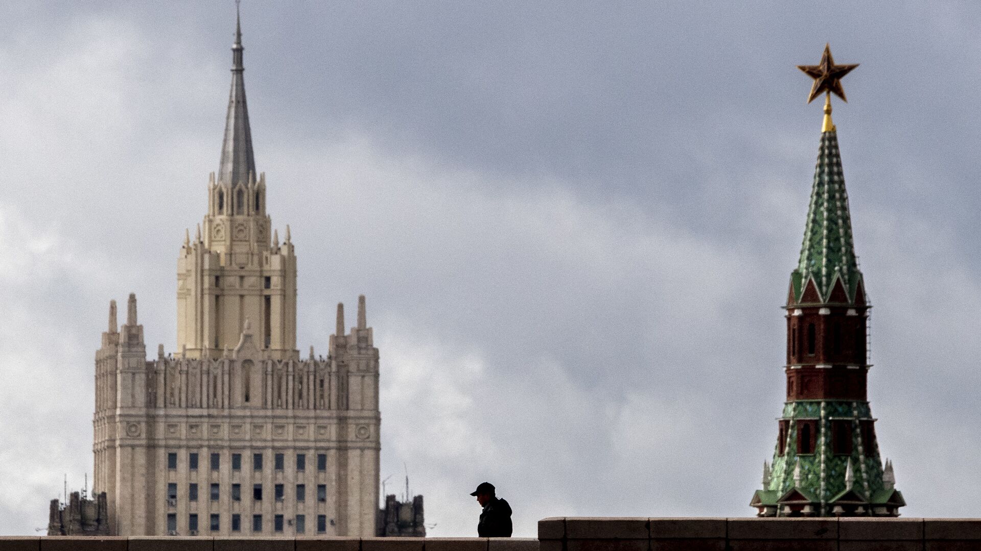 A man walks in front of a tower of the Kremlin and the Russian Foreign Ministry building in central Moscow on September 10, 2020. - Sputnik International, 1920, 06.02.2022
