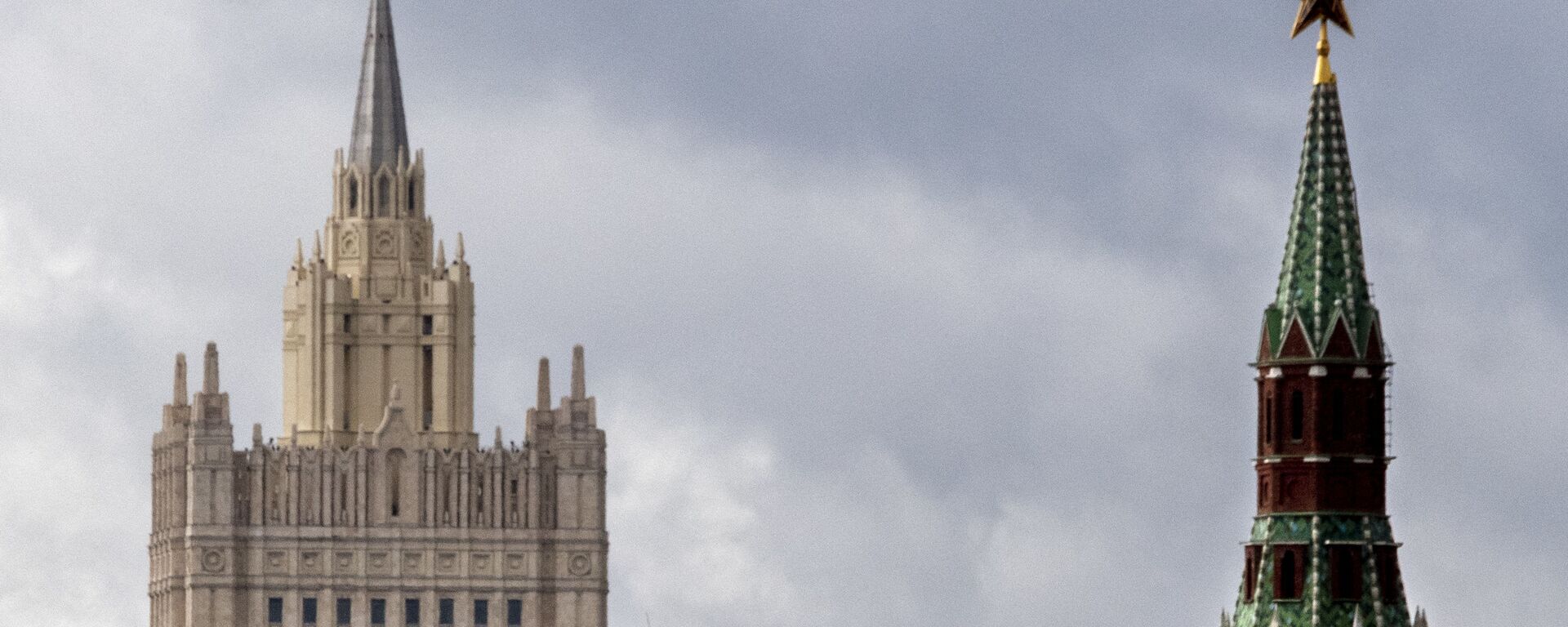 A man walks in front of a tower of the Kremlin and the Russian Foreign Ministry building in central Moscow on September 10, 2020. - Sputnik International, 1920, 27.11.2021