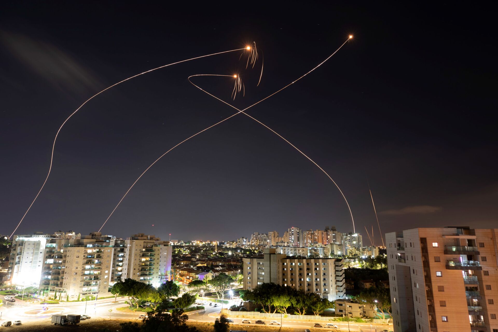 Streaks of light are seen as Israel's Iron Dome anti-missile system intercept rockets launched from the Gaza Strip towards Israel, as seen from Ashkelon, Israel May 13, 2021. - Sputnik International, 1920, 07.09.2021