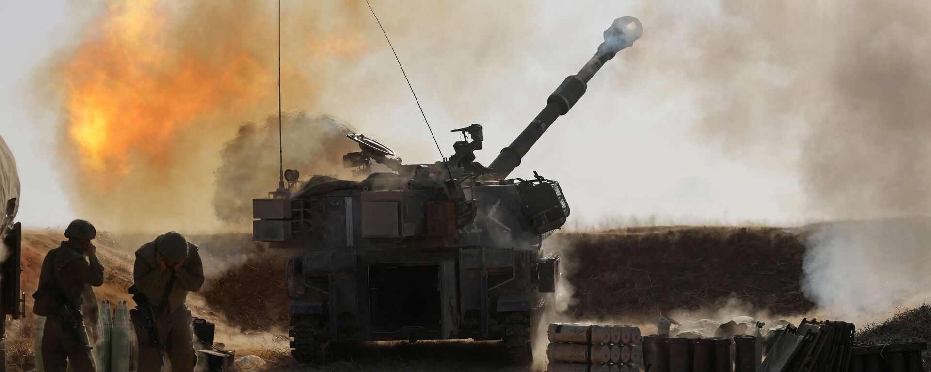 Israeli soldiers fire a 155mm self-propelled howitzer towards targets in the Gaza Strip from their position near the southern Israeli city of Sderot on May 12, 2021. - Israel's Defence Minister Benny Gantz vowed more attacks on Hamas and other Palestinian militant groups in Gaza to bring total, long-term quiet before considering a ceasefire. - Sputnik International, 1920, 04.12.2023
