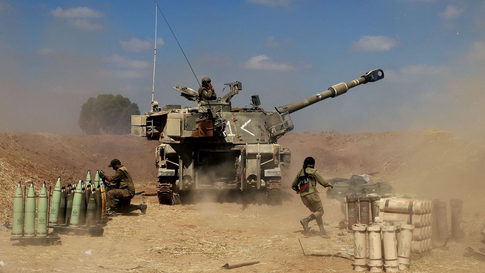Israeli soldiers fire a 155mm self-propelled howitzer towards the Gaza Strip from their position near the southern Israeli city of Sderot on May 13, 2021. - Israel faced an escalating conflict on two fronts, scrambling to quell riots between Arabs and Jews on its own streets after days of exchanging deadly fire with Palestinian militants in Gaza. - Sputnik International, 1920, 27.03.2022