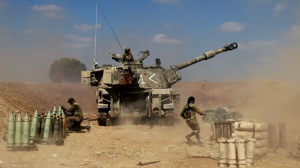 Israeli soldiers fire a 155mm self-propelled howitzer towards the Gaza Strip from their position near the southern Israeli city of Sderot on May 13, 2021. - Israel faced an escalating conflict on two fronts, scrambling to quell riots between Arabs and Jews on its own streets after days of exchanging deadly fire with Palestinian militants in Gaza. - Sputnik International
