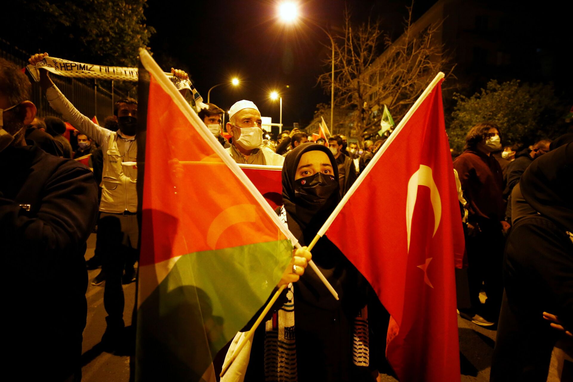 Demonstrators march with Turkish and Palestinian flags during a protest against Israel in Ankara, Turkey late May 10, 2021 - Sputnik International, 1920, 04.04.2022