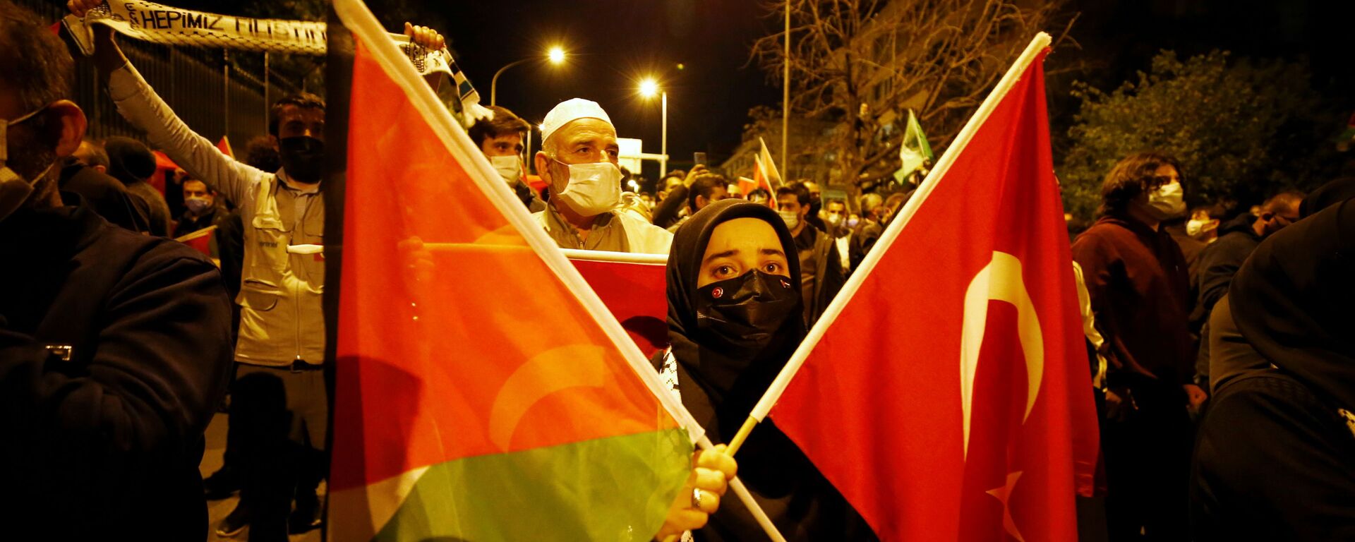 Demonstrators march with Turkish and Palestinian flags during a protest against Israel in Ankara, Turkey late May 10, 2021 - Sputnik International, 1920
