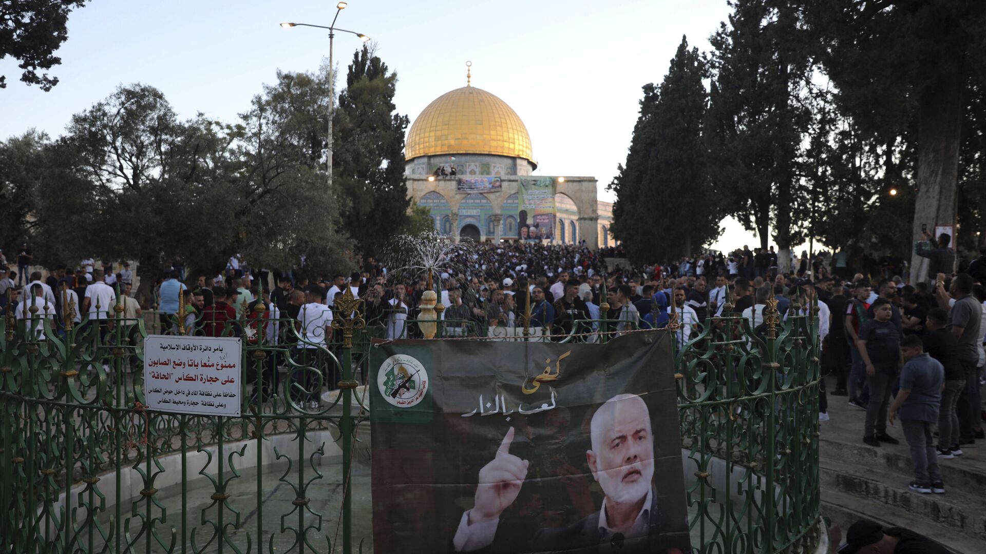 A banner depicting Hamas' supreme leader Ismail Haniyeh is on display as Muslims gather for Eid al-Fitr prayers at the Dome of the Rock Mosque in the Al-Aqsa Mosque compound in the Old City of Jerusalem, Thursday, May 13, 2021. - Sputnik International, 1920, 01.05.2022