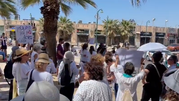 Screengrab of footage of demonstration by Jews and Arabs calling for peace in Israel after days of violence. - Sputnik International