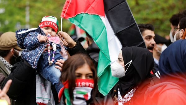 People take part in a protest in support of Palestinians, in Berlin, Germany, May 14, 2021. - Sputnik International