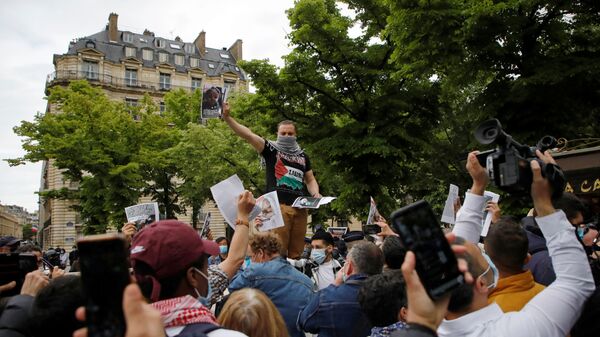 Pro-Palestinian demonstrators attend a protest, following a flare-up of Israeli-Palestinian violence, in Paris, France, May 12, 2021.  - Sputnik International