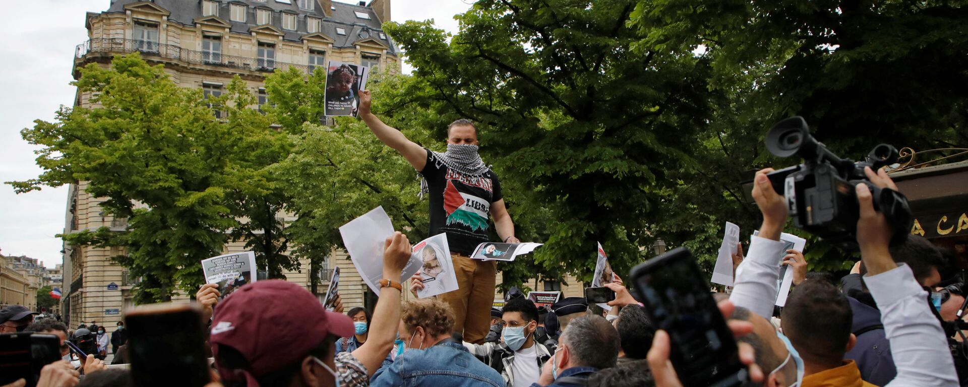 Pro-Palestinian demonstrators attend a protest, following a flare-up of Israeli-Palestinian violence, in Paris, France, May 12, 2021.  - Sputnik International, 1920, 11.09.2021
