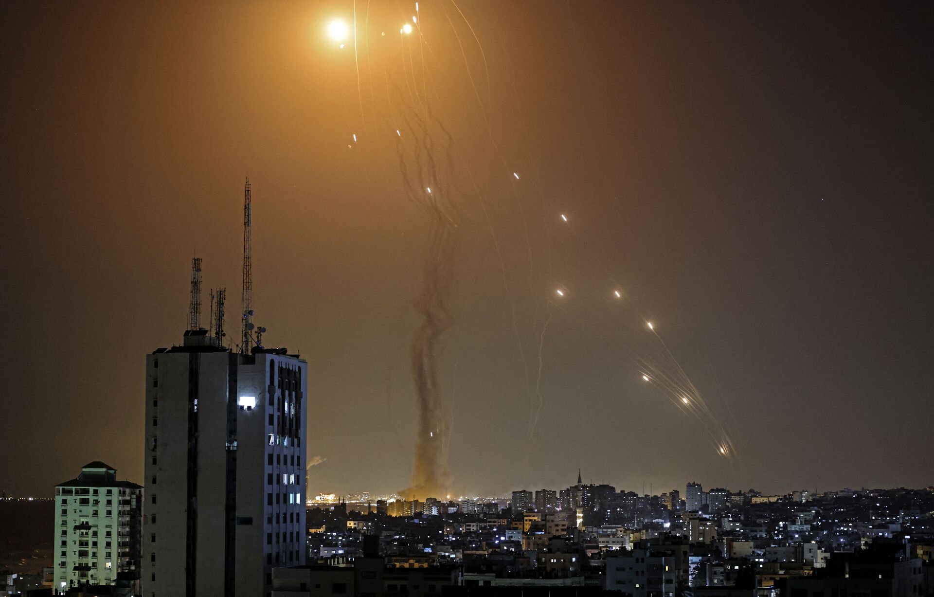 A rocket launched from Gaza city controlled by the Palestinian Hamas movement, is intercepted by Israel's Iron Dome aerial defence system, on May 11, 2021. - Sputnik International, 1920, 07.06.2022