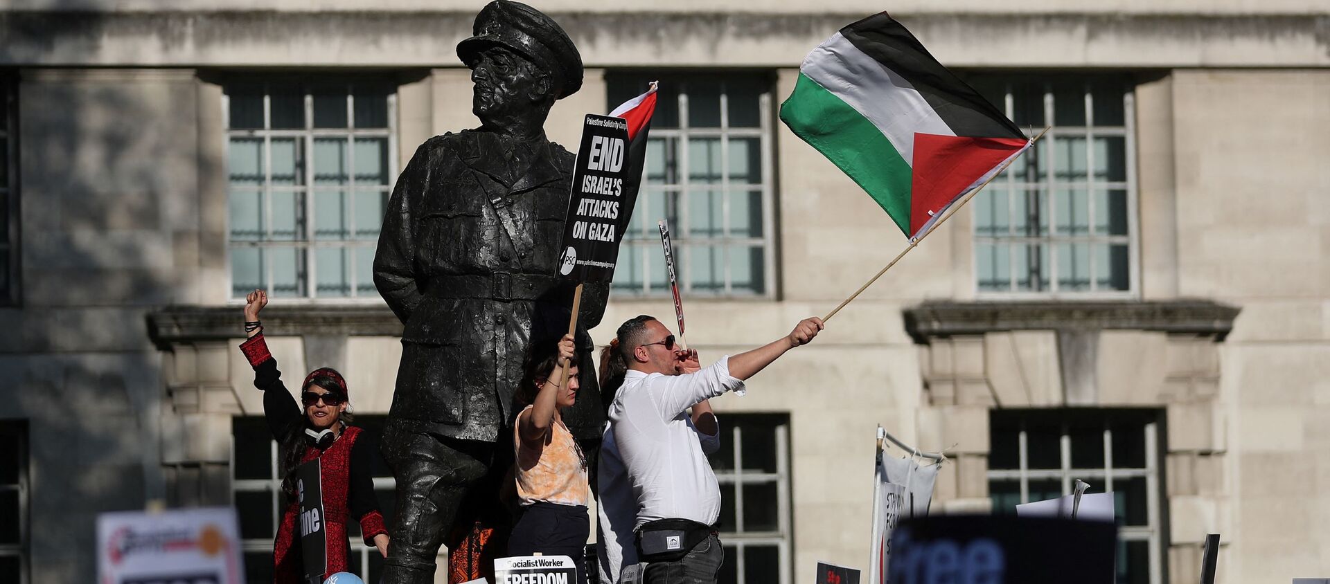 Pro-Palestine demonstrators hold placards and wave flags during a protest opposite the entrance to Downing Street in central London on May 15, 2018. - Sputnik International, 1920