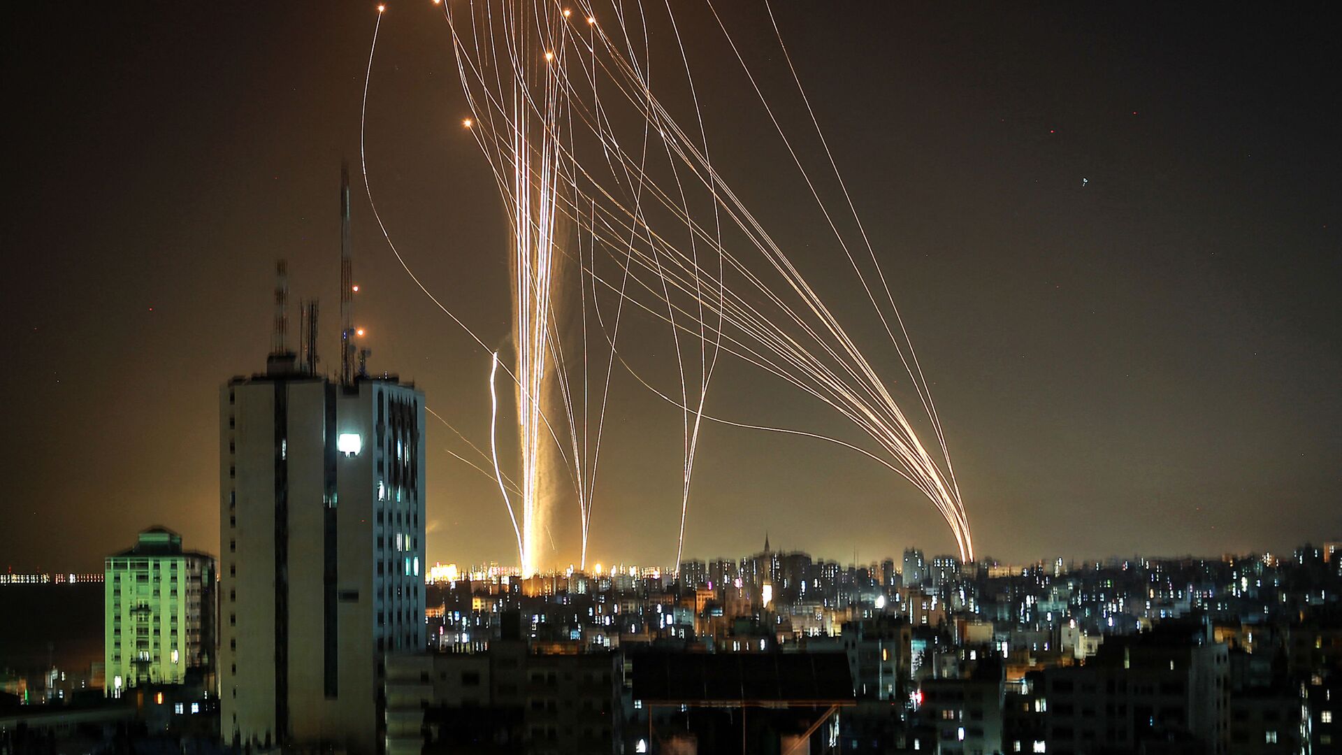 Rockets are launched from Gaza city, controlled by the Palestinian Hamas movement, in response to an Israeli air strike on a 12-storey building in the city, towards the coastal city of Tel Aviv, on 11 May 2021 - Sputnik International, 1920, 24.05.2021