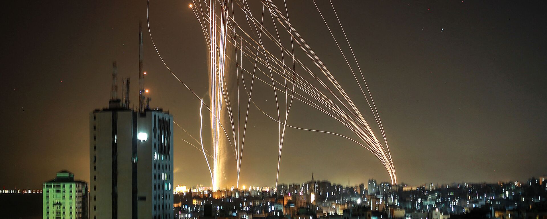 Rockets are launched from Gaza city, controlled by the Palestinian Hamas movement, in response to an Israeli air strike on a 12-storey building in the city, towards the coastal city of Tel Aviv, on 11 May 2021. - Sputnik International, 1920, 18.05.2021