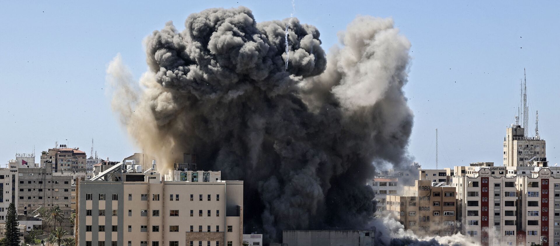 A thick column of smoke rises from the Jala Tower as it is destroyed in an Israeli airstrike in Gaza city controlled by the Palestinian Hamas movement, on May 15, 2021. - Sputnik International, 1920, 17.05.2021
