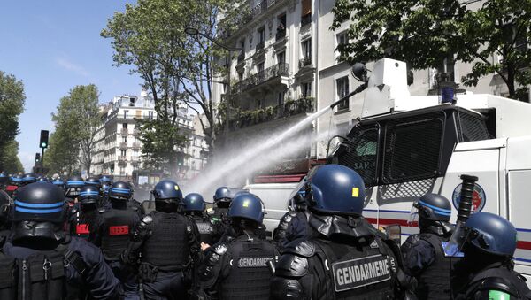 French riot mobile gendarmes and police officers walk toward protesters during a demonstration in solidarity with the Palestinians called over the ongoing conflict with Israel, in Paris on May 15, 2021. - Sputnik International