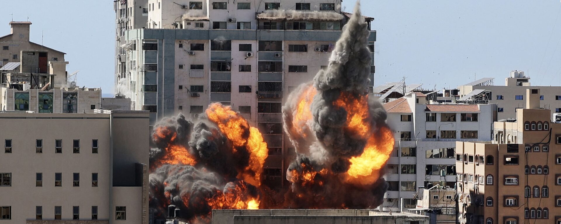 A ball of fire erupts from the Jala Tower as it is destroyed in an Israeli airstrike in Gaza city controlled by the Palestinian Hamas movement, on 15 May 2021. - Sputnik International, 1920