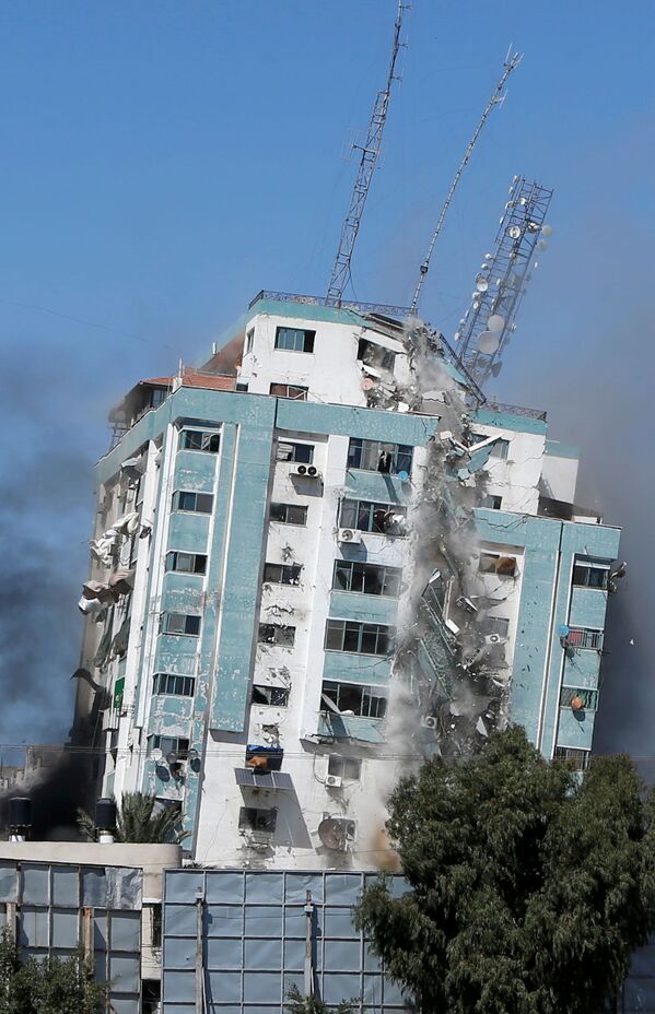 The tower collapses after the Israeli missile strike in Gaza.  - Sputnik International