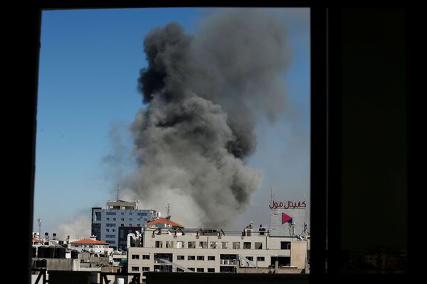Smoke rises from the wrecked building.  - Sputnik International