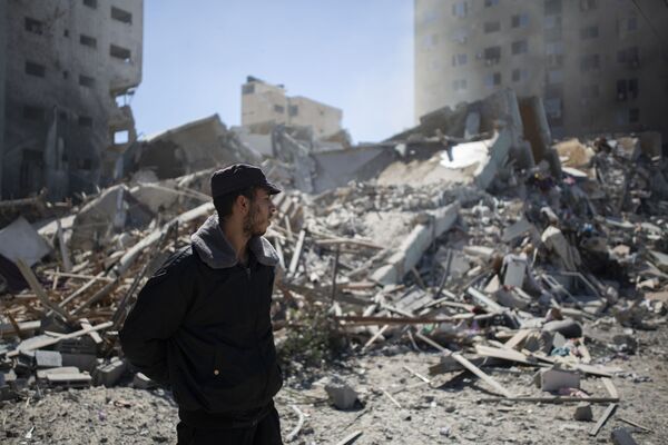 A Palestinian policeman stands in the rubble.  - Sputnik International