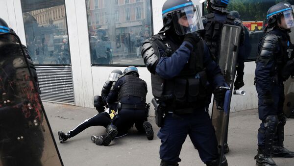 Police officers detain a man during a protest in support of Palestinians following a flare-up of Israeli-Palestinian violence, in Paris, France, May 15, 2021. - Sputnik International