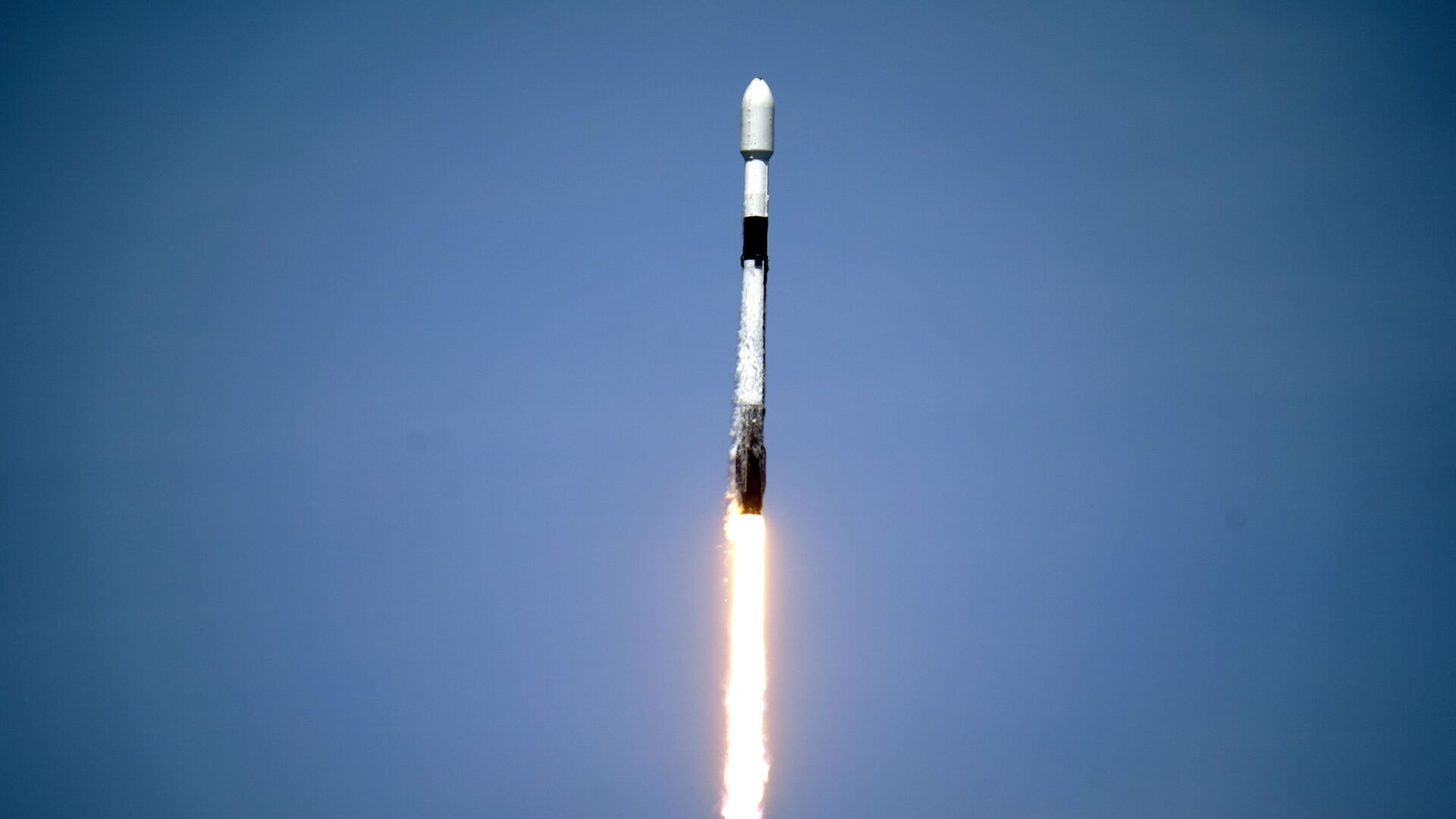 A SpaceX Falcon 9 rocket with the 26th batch of approximately 60 satellites for SpaceX's Starlink broadband network lifts off from pad 39A at the Kennedy Space Center in Cape Canaveral, Fla., Tuesday, May 4, 2021.  - Sputnik International, 1920, 14.09.2021