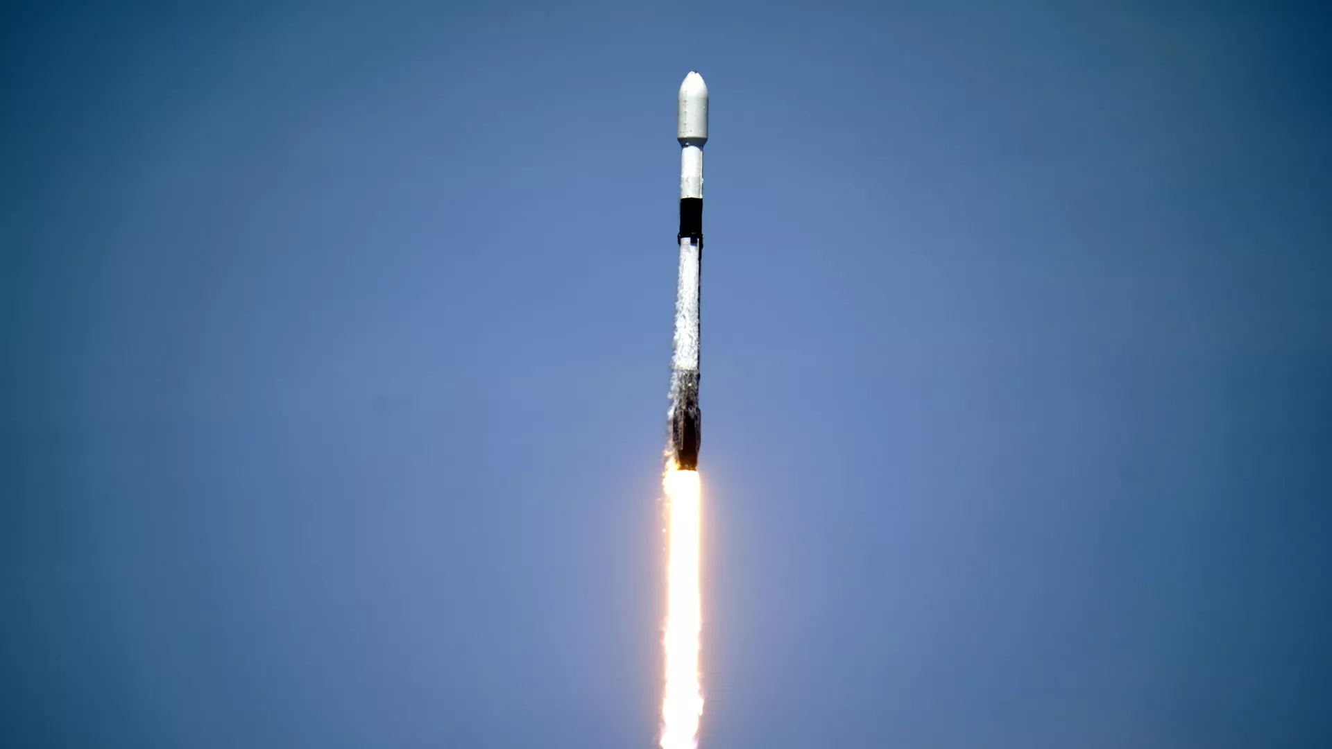 A SpaceX Falcon 9 rocket with the 26th batch of approximately 60 satellites for SpaceX's Starlink broadband network lifts off from pad 39A at the Kennedy Space Center in Cape Canaveral, Fla., Tuesday, May 4, 2021. - Sputnik International, 1920, 01.12.2023