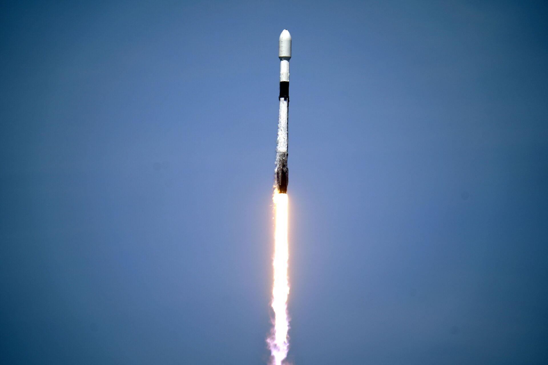 A SpaceX Falcon 9 rocket with the 26th batch of approximately 60 satellites for SpaceX's Starlink broadband network lifts off from pad 39A at the Kennedy Space Center in Cape Canaveral, Fla., Tuesday, May 4, 2021.  - Sputnik International, 1920, 09.02.2022