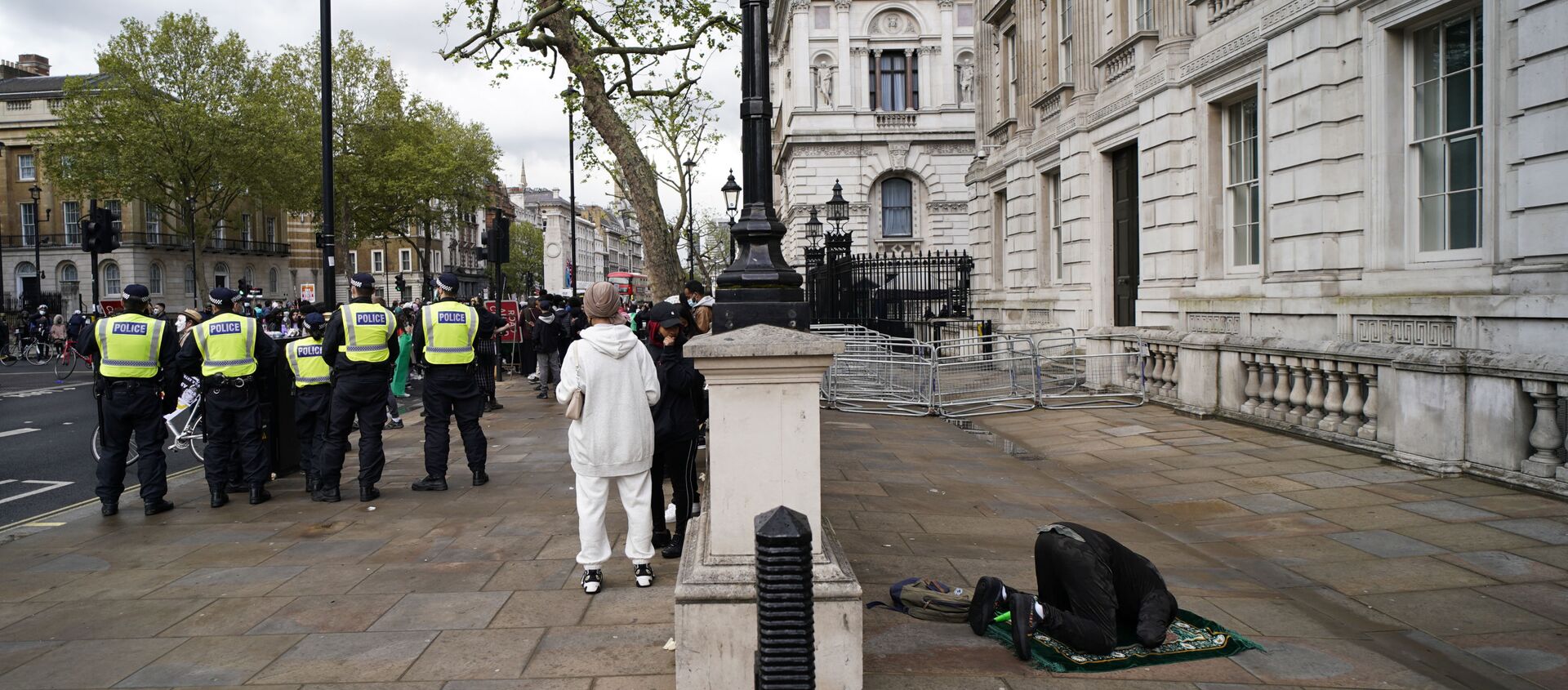 A man prays as people gather outside Downing Street to protest against Israeli attacks on Palestinians in Gaza, in London, Saturday, May 15, 2021 - Sputnik International, 1920