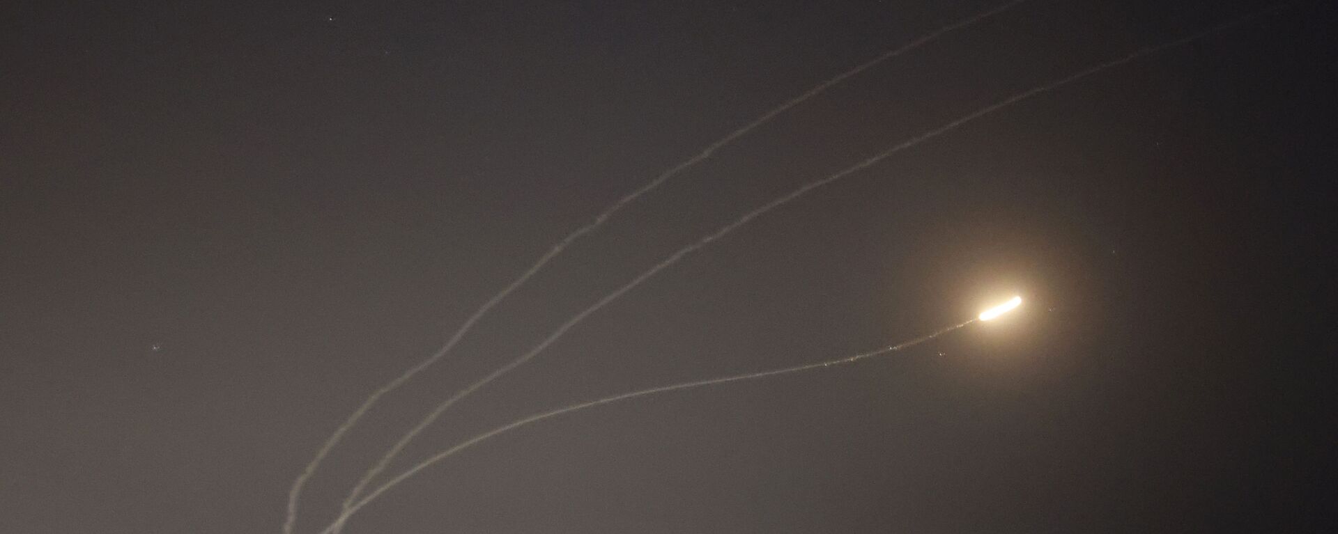 This picture taken from the southern Israeli city of Sderot shows rockets fired from the Gaza Strip being intercepted by the Israeli Iron Dome missile defence system, on May 16, 2021. - Sputnik International, 1920, 29.05.2023