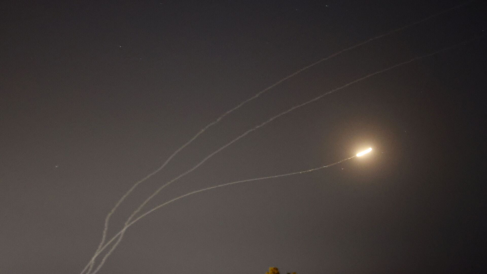 This picture taken from the southern Israeli city of Sderot shows rockets fired from the Gaza Strip being intercepted by the Israeli Iron Dome missile defence system, on May 16, 2021. - Sputnik International, 1920, 10.09.2021