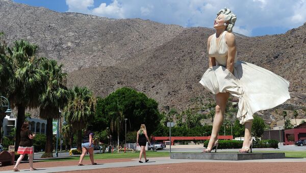 People visit the 'Forever Marilyn' statue of actress Marilyn Monroe in Palm Springs, California, on August 4, 2012, a day ahead of the 50th anniversary of Monroe's mysterious death.  - Sputnik International