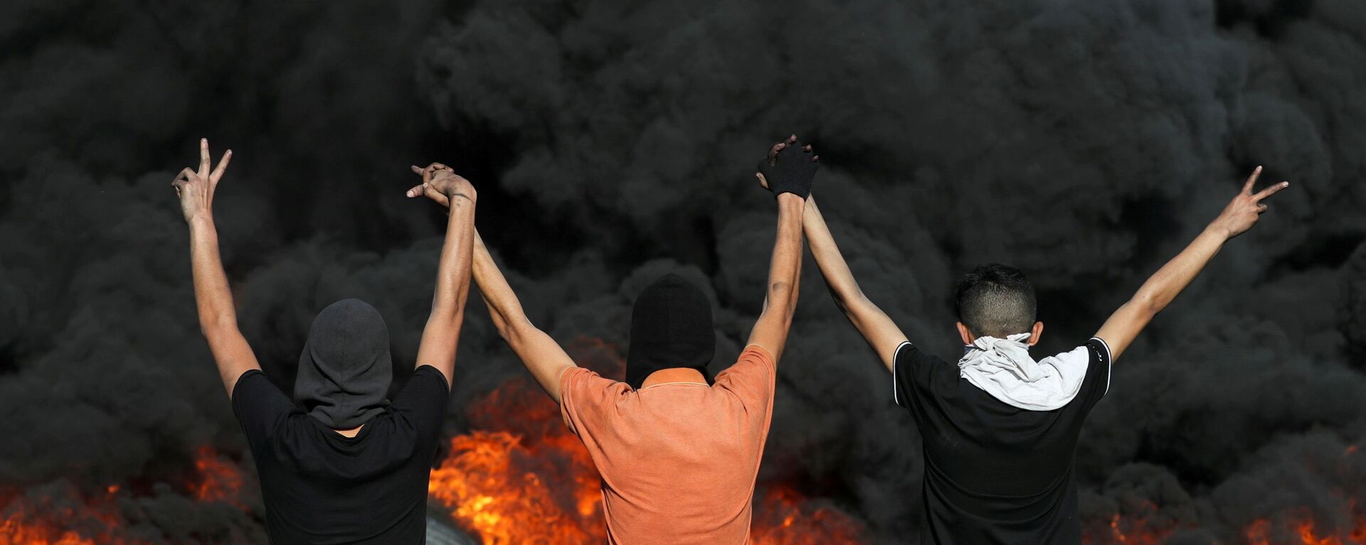 Palestinian demonstrators look at burning tyres during a protest over tensions in Jerusalem and Israel-Gaza escalation, in the Israeli-occupied West Bank, 16 May 2021. - Sputnik International, 1920, 30.12.2021
