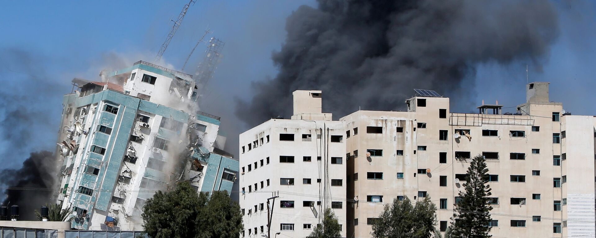 A tower housing AP, Al Jazeera offices collapses after Israeli missile strikes in Gaza city, May 15, 2021.  - Sputnik International, 1920, 17.05.2021