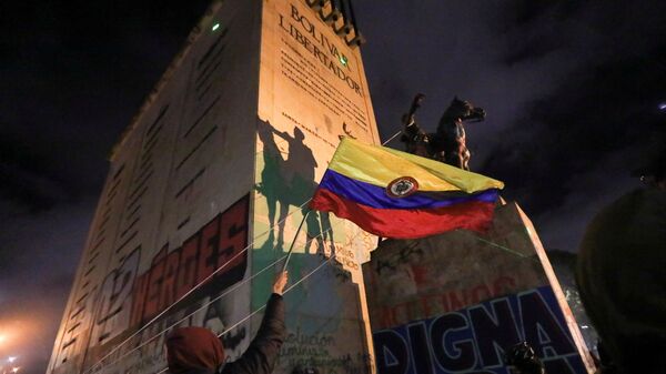 People try to topple the statue of South American independence leader Simon Bolivar during a protest against sexual assault by the police and the excess of public force against peaceful protests, in Bogota, Colombia, May 15, 2021. - Sputnik International