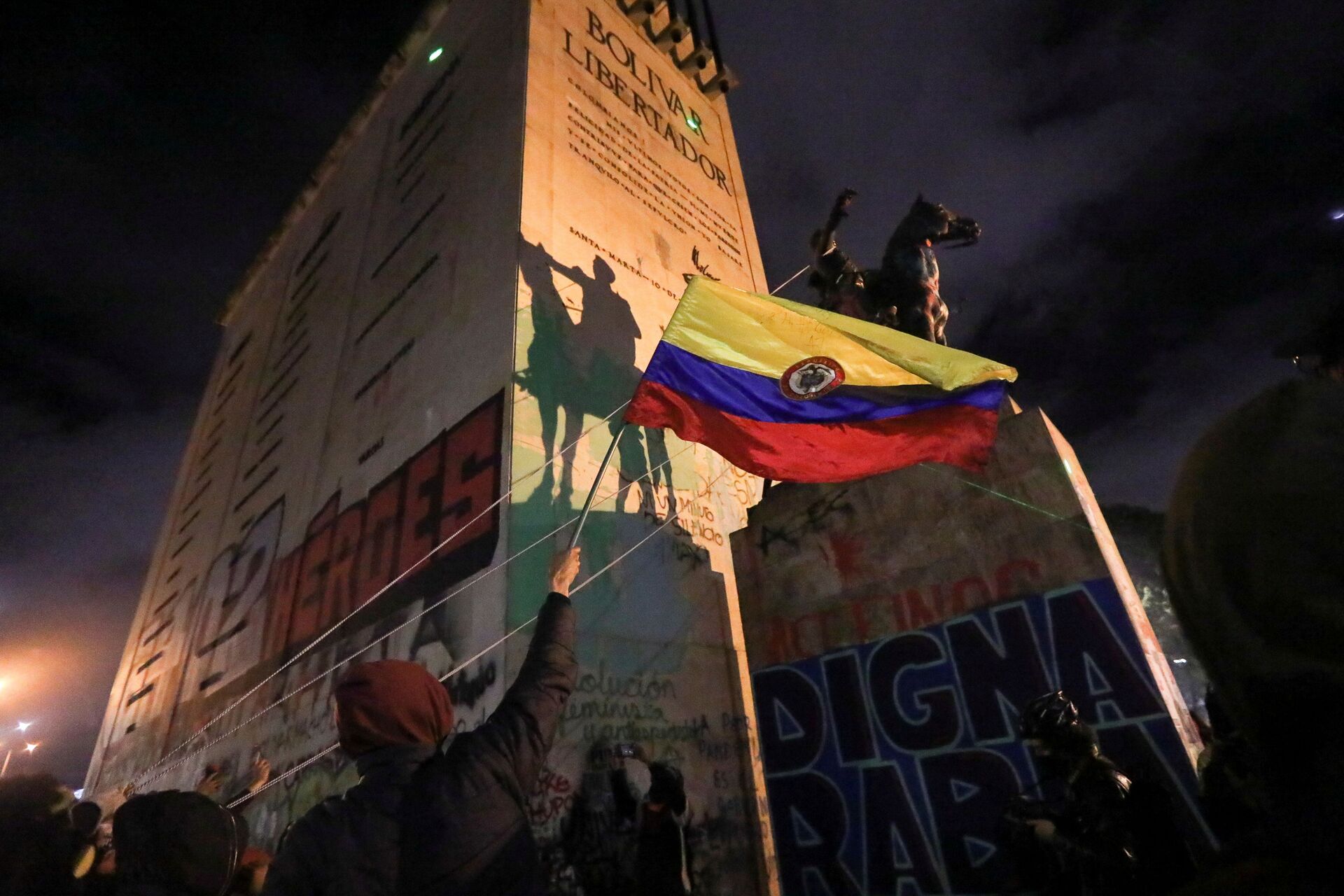 People try to topple the statue of South American independence leader Simon Bolivar during a protest against sexual assault by the police and the excess of public force against peaceful protests, in Bogota, Colombia, May 15, 2021. - Sputnik International, 1920, 07.09.2021