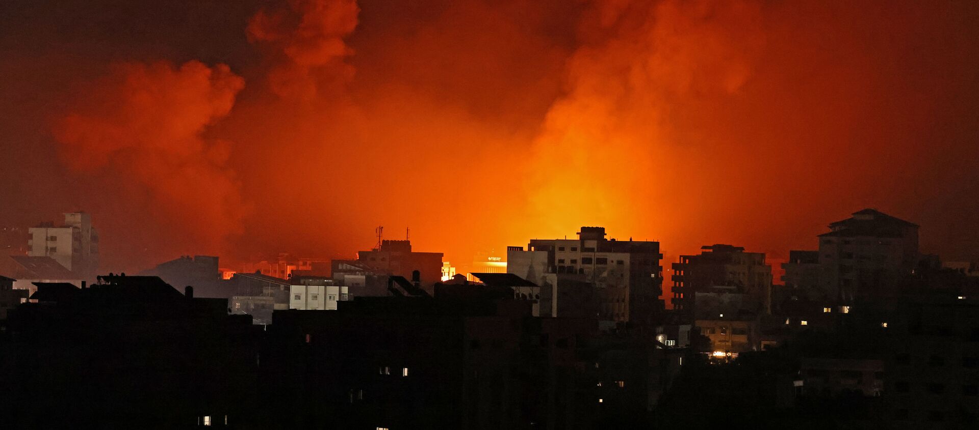 Smoke billows from a fire following Israeli airstrikes on multiple targets in Gaza City, controlled by the Palestinian Hamas movement, early on May 16, 2021.  - Sputnik International, 1920, 17.05.2021