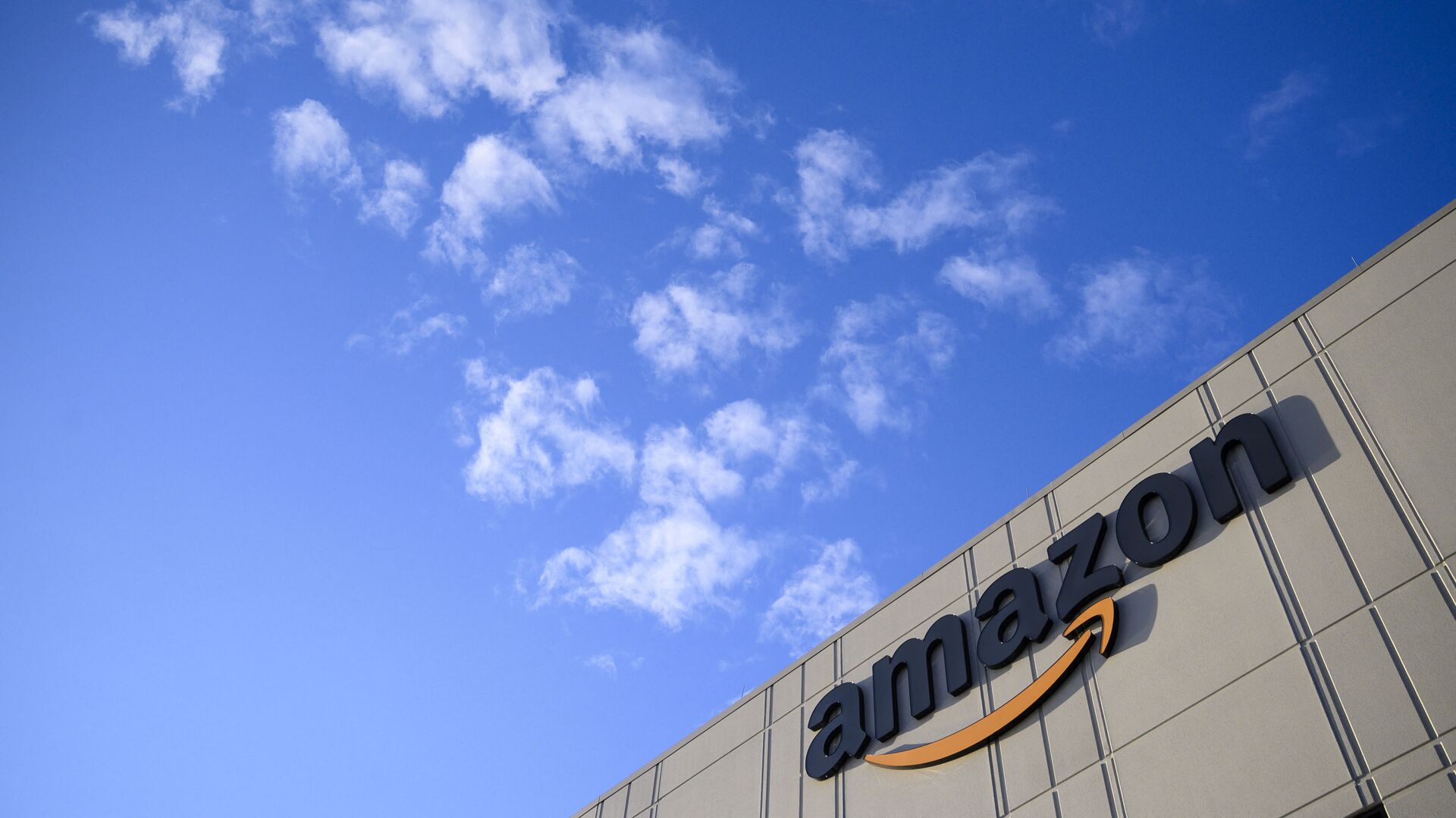 In this file photo taken on April 5, 2021, the Amazon logo at the 855,000-square-foot Amazon fulfillment center is seen in Staten Island, one of the five boroughs of New York City, on February 5, 2019. - Tech and e-commerce colossus Amazon on April 29, 2021 reported that its profit in the recently ended quarter tripled as online sales boomed. - Sputnik International, 1920, 08.11.2021