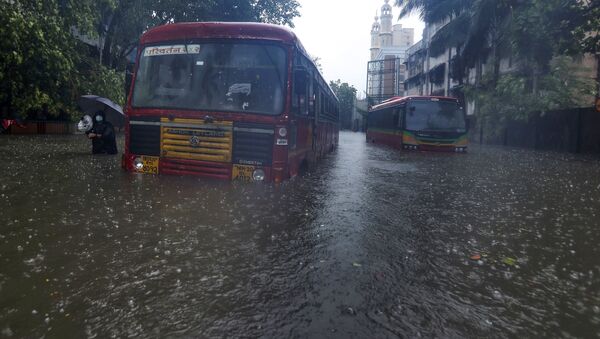 Buses are stranded on a waterlogged road during heavy rain in Mumbai, India - Sputnik International
