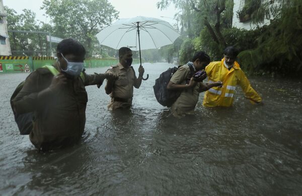 Deaths, Destruction, Chaos: Worst Cyclone in Decades Hits India - Sputnik International