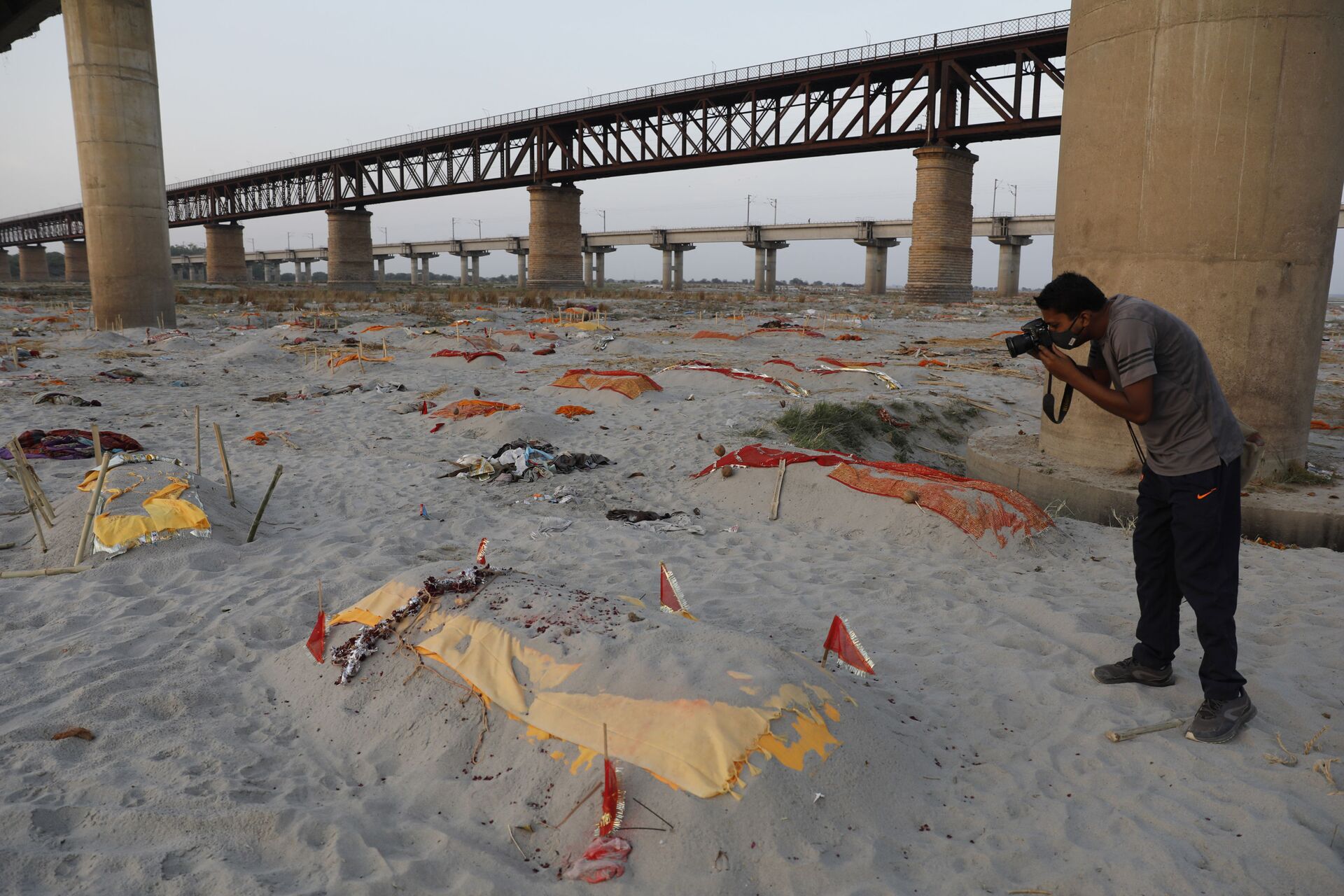 Bodies of suspected Covid-19 victims are seen in shallow graves buried in the sand near a cremation ground on the banks of Ganges River in Prayagraj, India, Saturday, May 15, 2021 - Sputnik International, 1920, 24.12.2021