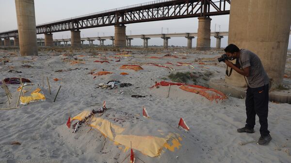 Bodies of suspected Covid-19 victims are seen in shallow graves buried in the sand near a cremation ground on the banks of Ganges River in Prayagraj, India, Saturday, May 15, 2021 - Sputnik International