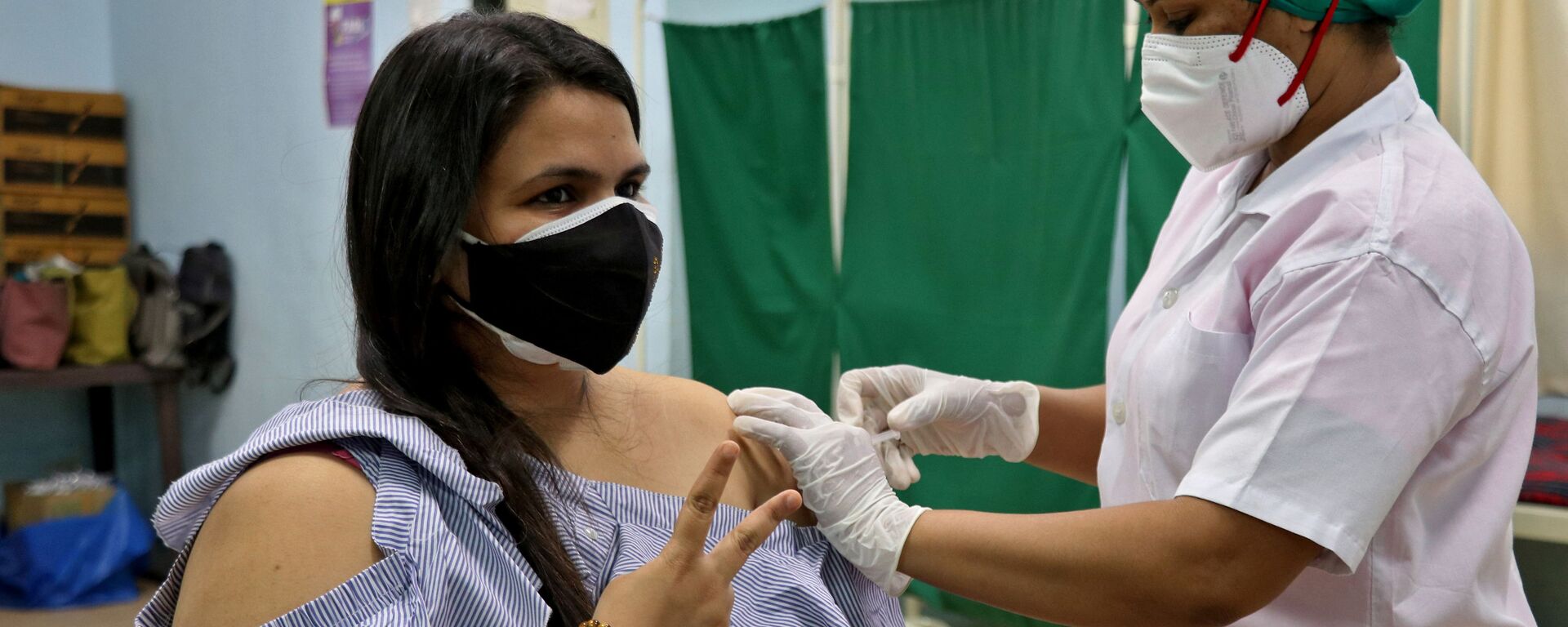 Nidhi Shah, 32, receives her first dose of COVISHIELD, a coronavirus disease (COVID-19) vaccine manufactured by Serum Institute of India, at a vaccination centre in Mumbai, India, May 3, 2021 - Sputnik International, 1920