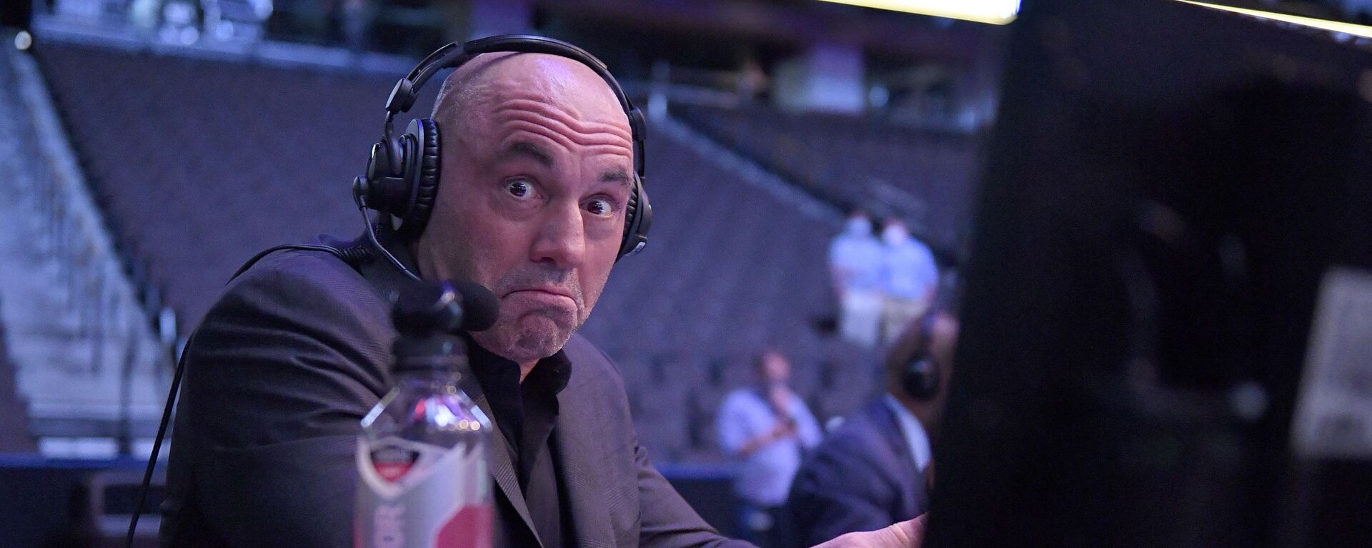 JACKSONVILLE, FLORIDA - MAY 09: Announcer Joe Rogan reacts during UFC 249 at VyStar Veterans Memorial Arena on May 09, 2020 in Jacksonville, Florida. - Sputnik International, 1920, 26.02.2022