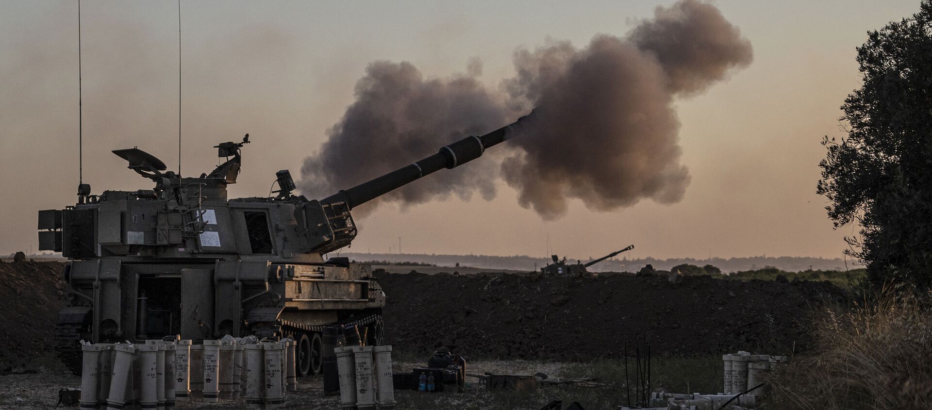 An Israeli artillery unit fires toward targets in Gaza Strip, at the Israeli Gaza border, Tuesday, May 18, 2021 - Sputnik International, 1920