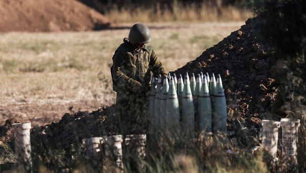 An Israeli soldier works at an artillery unit near the border between Israel and the Gaza strip, on the Israeli side May 18, 2021 - Sputnik International