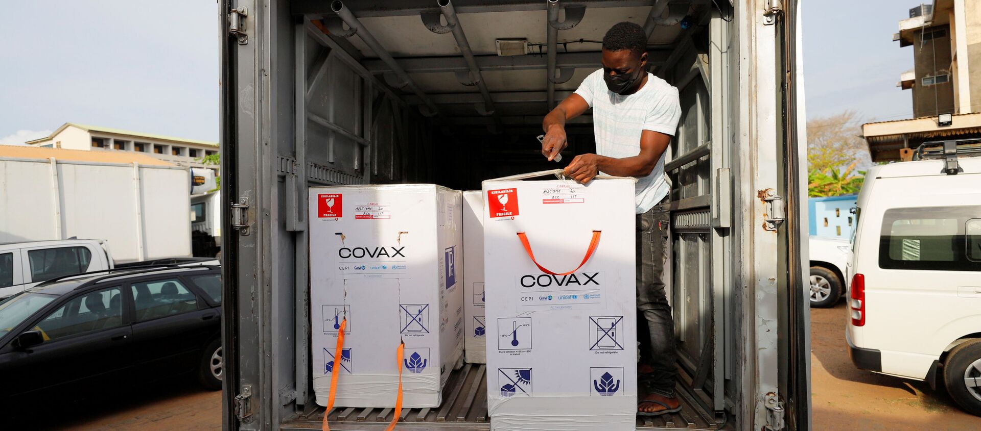 Boxes of Oxford/AstraZeneca coronavirus disease (COVID-19) vaccines, redeployed from the Democratic Republic of Congo, are seen loaded onto a refrigerated delivery truck in Accra, Ghana, May 7, 2021 - Sputnik International, 1920