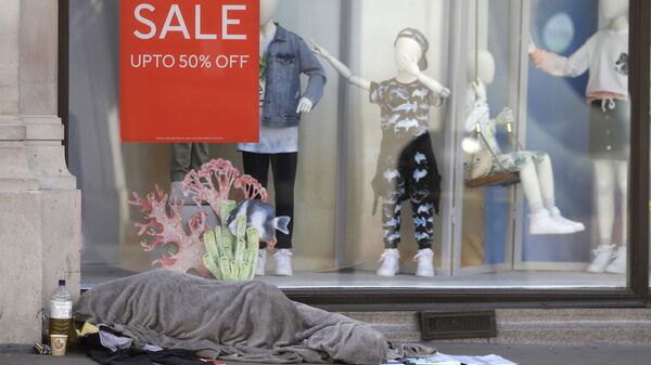 A homeless person sleeps in front of a closed clothing shop in London, Thursday May 14, 2020, as the country continues in lockdown to help stop the spread of coronavirus - Sputnik International