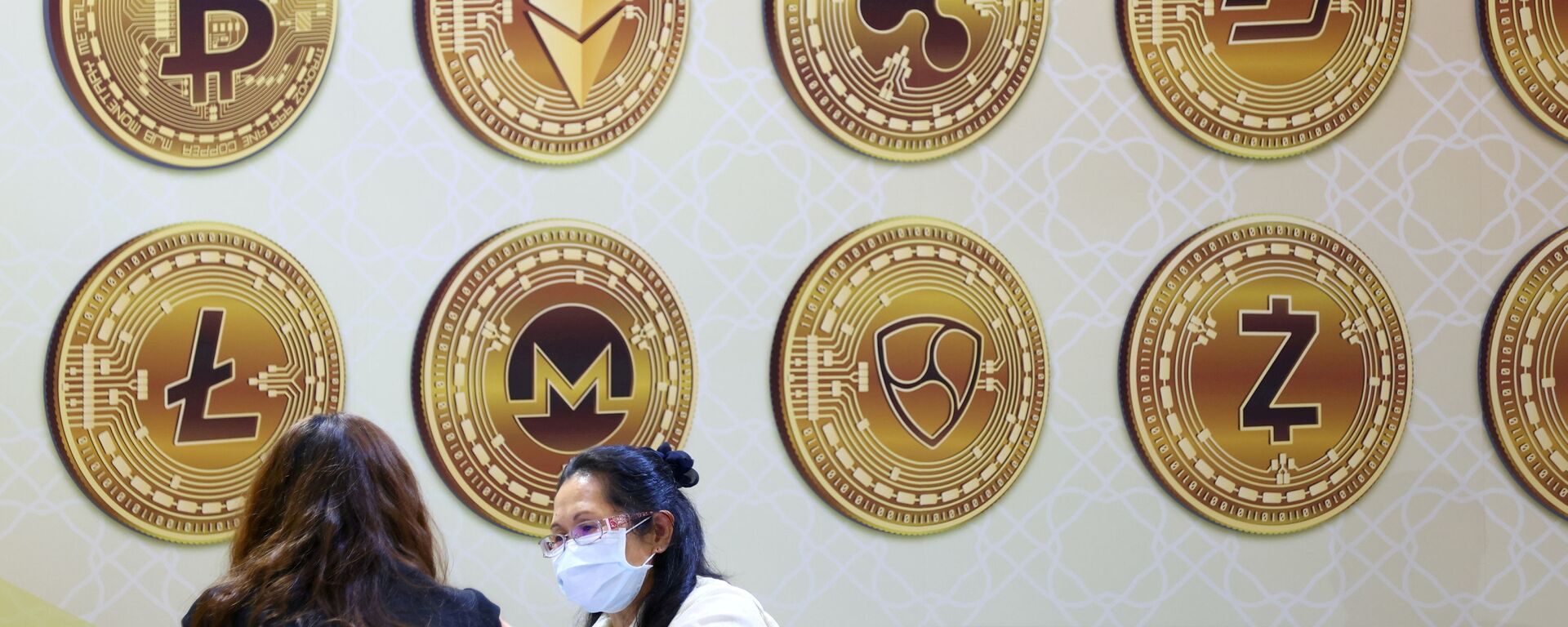 Customers talk against a backboard with signs of cryptocurrency during 2020 Taipei International Finance Expo in Taipei, Taiwan, November 27, 2020. REUTERS/Ann Wang/File Photo - Sputnik International, 1920, 06.09.2021